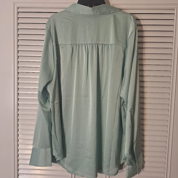 NWT Torrid Madison Satin Button-Up Long Sleeve Shirt Size 1X 14-16 - Picture 8 of 9